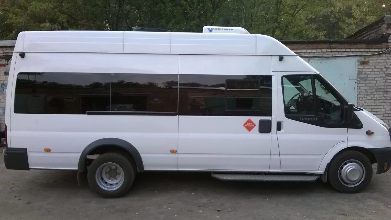 Ford Транзит сбоку. Ford Transit 2227sd. Ford Transit белый пассажирский. Форд Транзит пассажирский 20 мест.