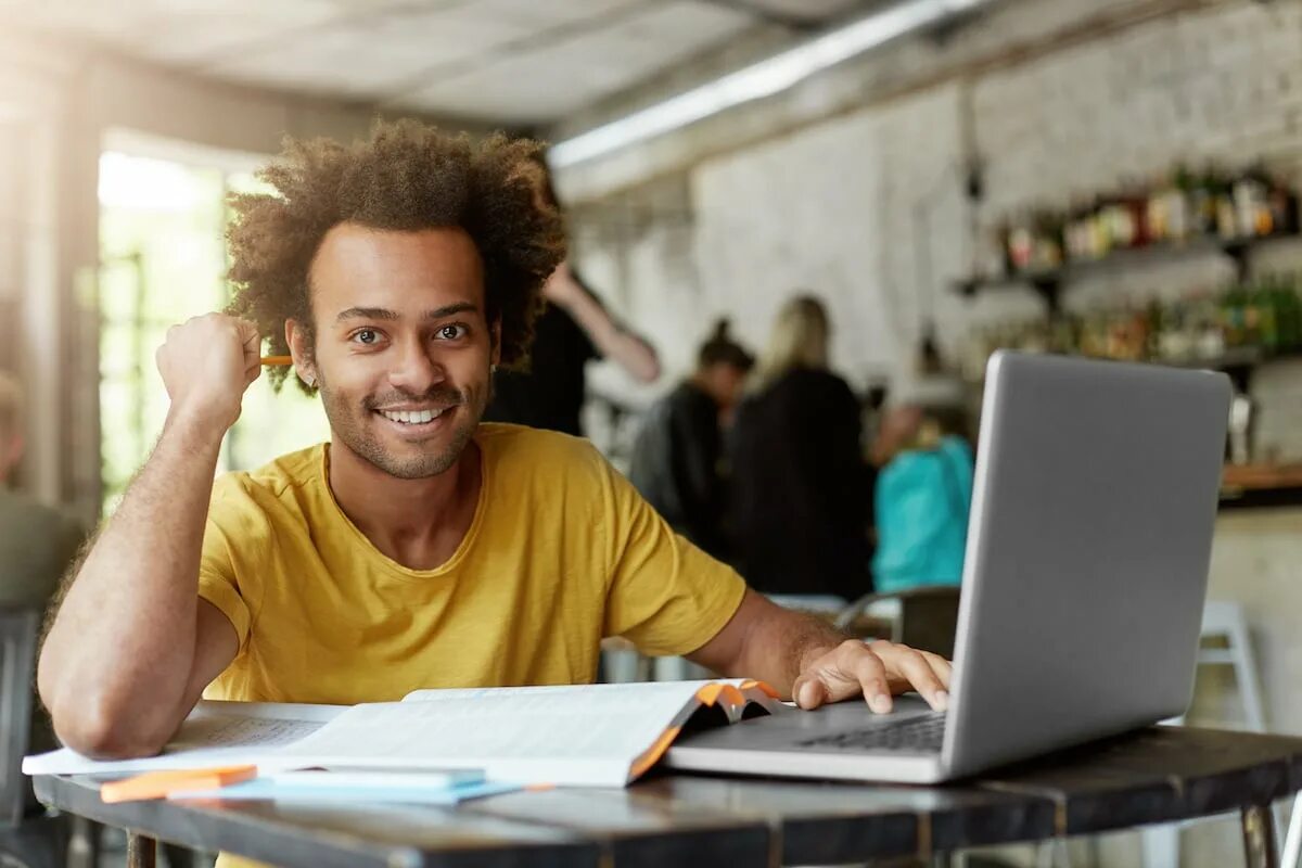 Are you a happy student. Негр студент. студенты американских колледжей. хэппи ноутбук. student men.