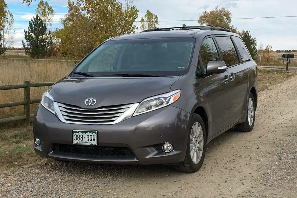 Toyota Sienna 2005. Toyota Sienna 2015. Toyota Sienna 2023. Toyota Sienna 2010.