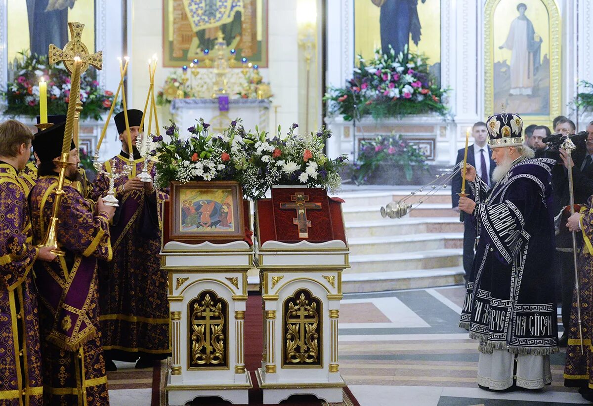 патриарх кирилл в храме благовещения в петровском парке. кафедральный собор христа спасителя калининград. кафедральный собор христа спасителя калининград внутри. свечная лавка в храме христа спасителя. дар у храма христа спасителя калининград.