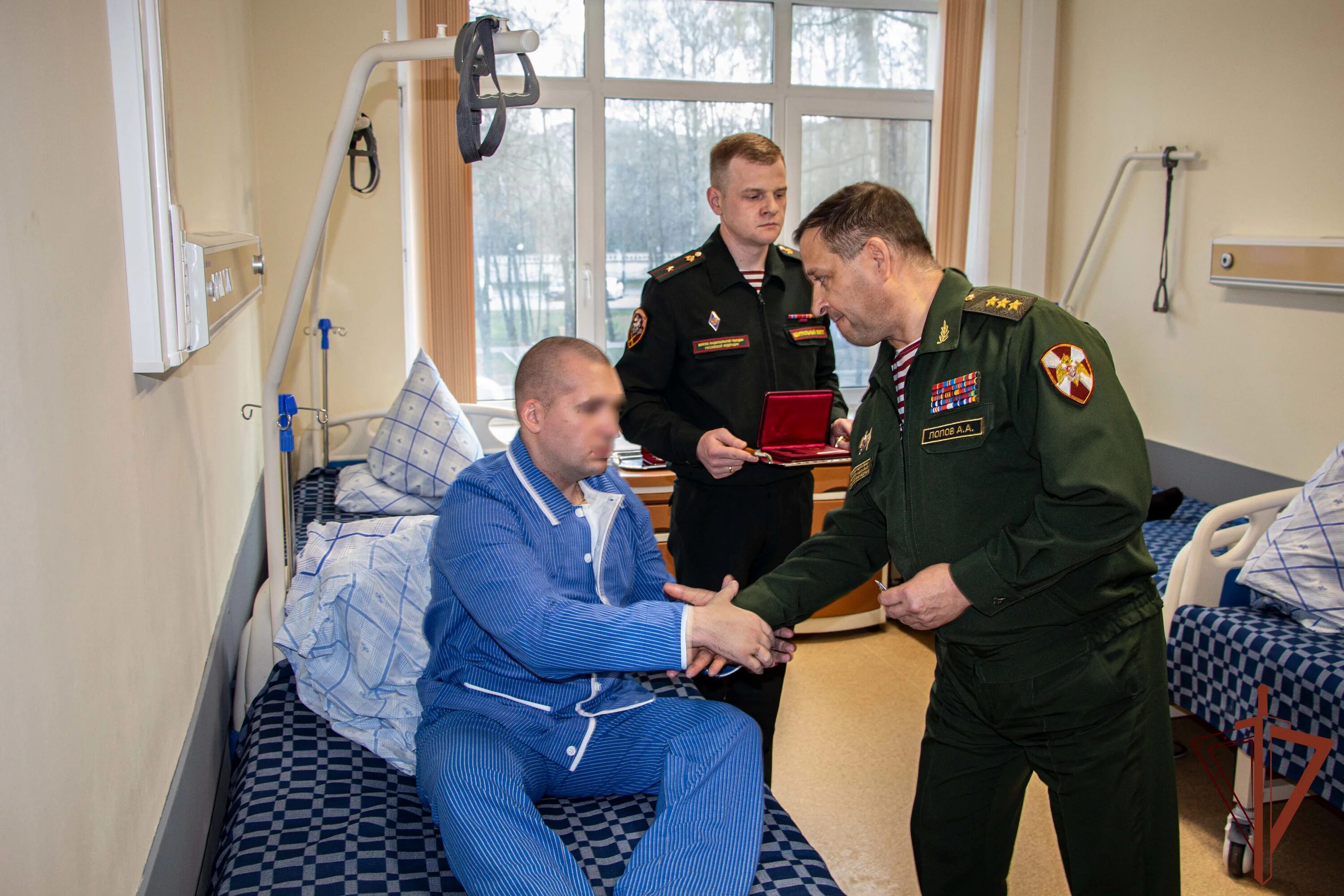 Награждение в госпитале. Награждение военнослужащих. Награждение военных в госпитале. Главный военный клинический госпиталь войск национальной гвардии. Награждение военнослужащих в госпитале в Балашихе за Украину.