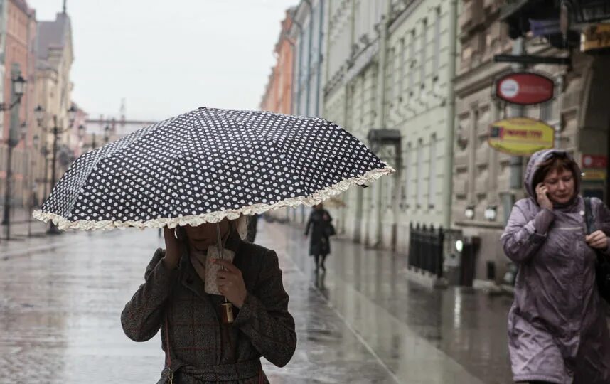 Ветер и зонт. Питер под зонтиком. Питер дождь зонт. Дождь в Питере.