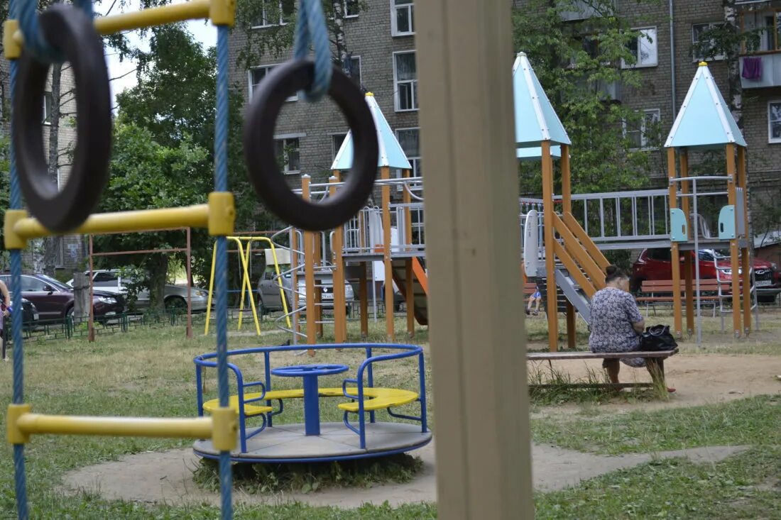 Клевый иваново. Игровой городок для детей во дворах. Территория детского городка в белом Городке. Иваново старые площадки. Покажи детский городок в Иванове.