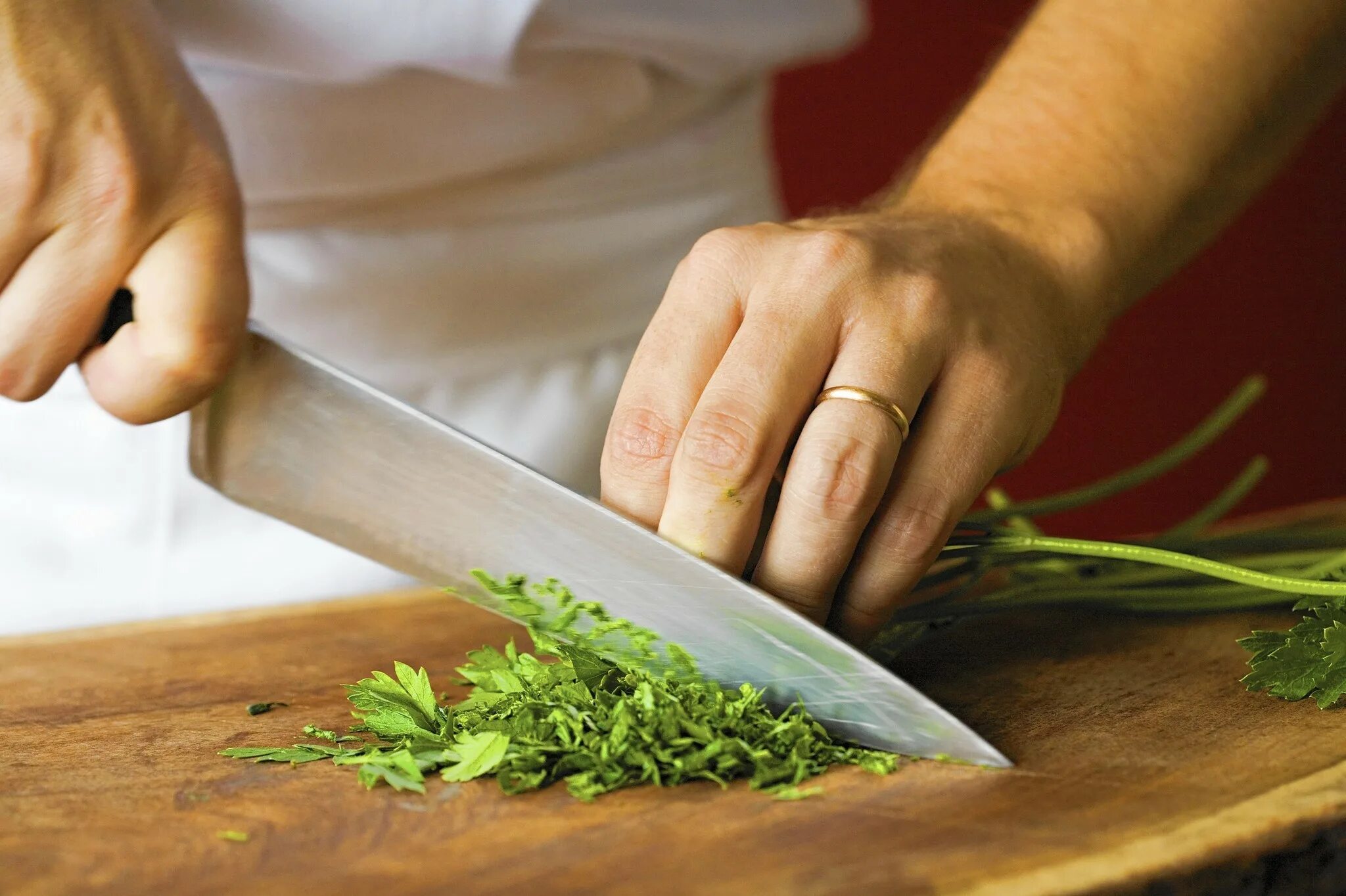 Cutting vegetables. Нарезание ножом продуктов. Петрушка с ножом. Нож для еды. Нож для трав кулинария.