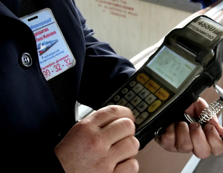 Как контролер проверяет оплату в автобусе. Терминал контролера. валидатор кондуктора. терминал кондуктора. контролер общественного транспорта.