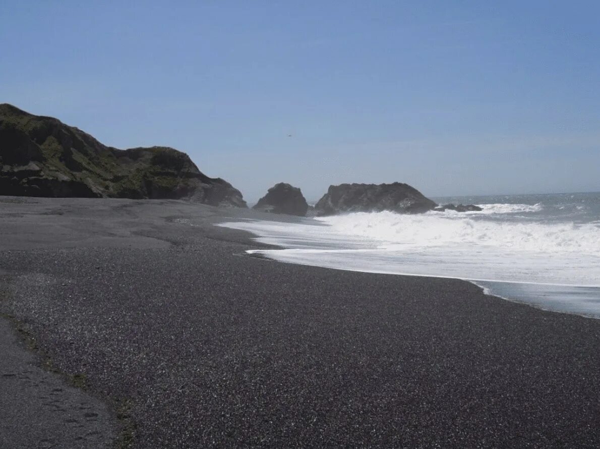 Вулканический песок. Черный песок. Sheo kamari black sand. Sheo kamari black sand. Ленкорань азербайджан берег с черным песком.