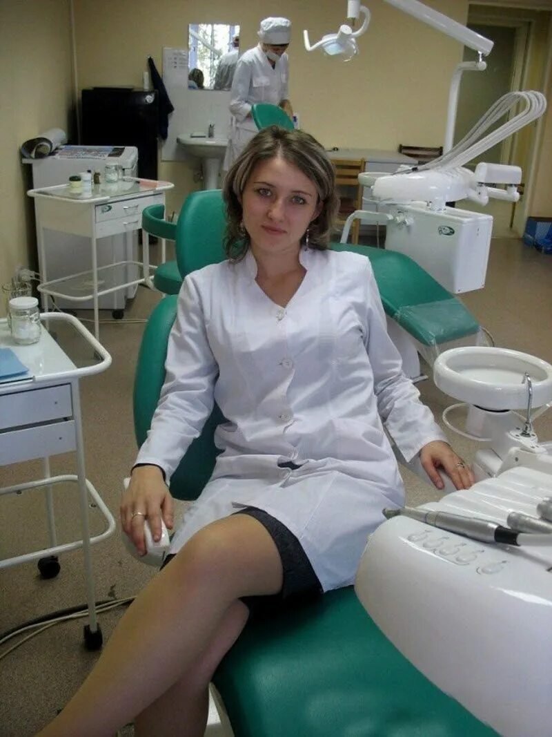 Женщина врач в поликлинике. Красивые медсестры. Красивые ножки врачей. Русские медсестры.