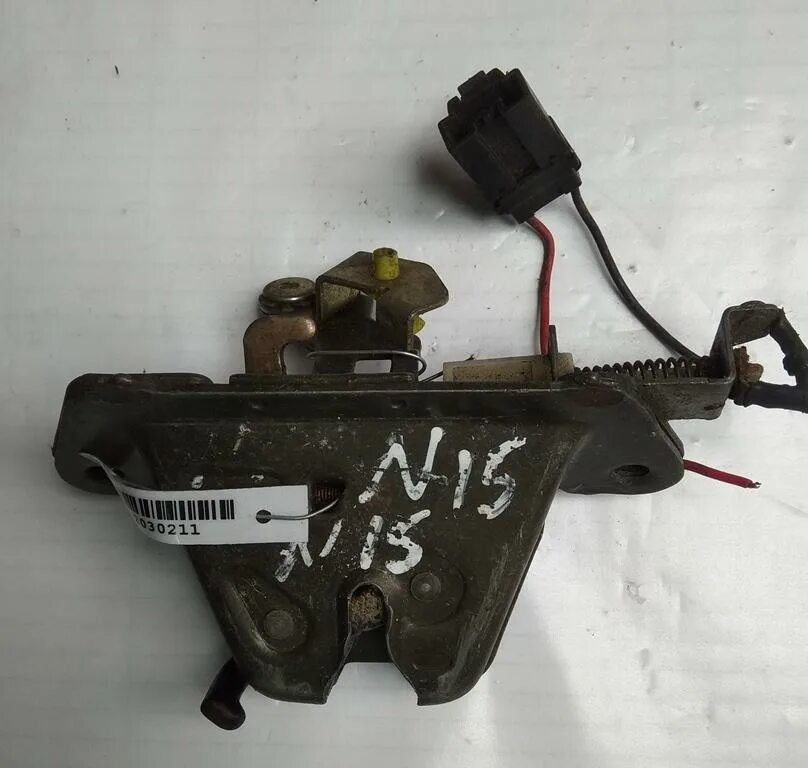 Замок багажника ниссан альмера n15. Замок крышки багажника ниссан. Nissan primera p11 замок багажника нижний. Замок багажника nissan x-trail. Замок багажника nissan primera p11.