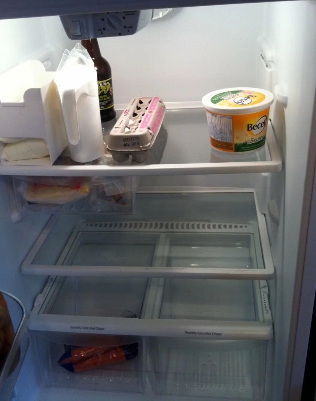Пустой холодильник. Полупустой холодильник. Почти пустой холодильник. Холодильник открытый пустой.