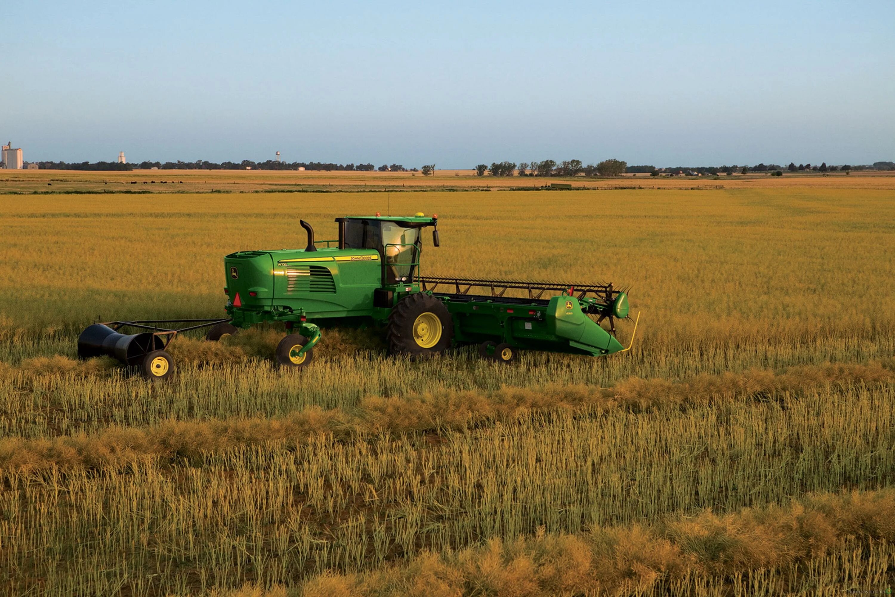 Самоходные сельскохозяйственные машины. John Deere w235. Самоходная косилка Джон Дир w235. Трактор John Deere Windrower.