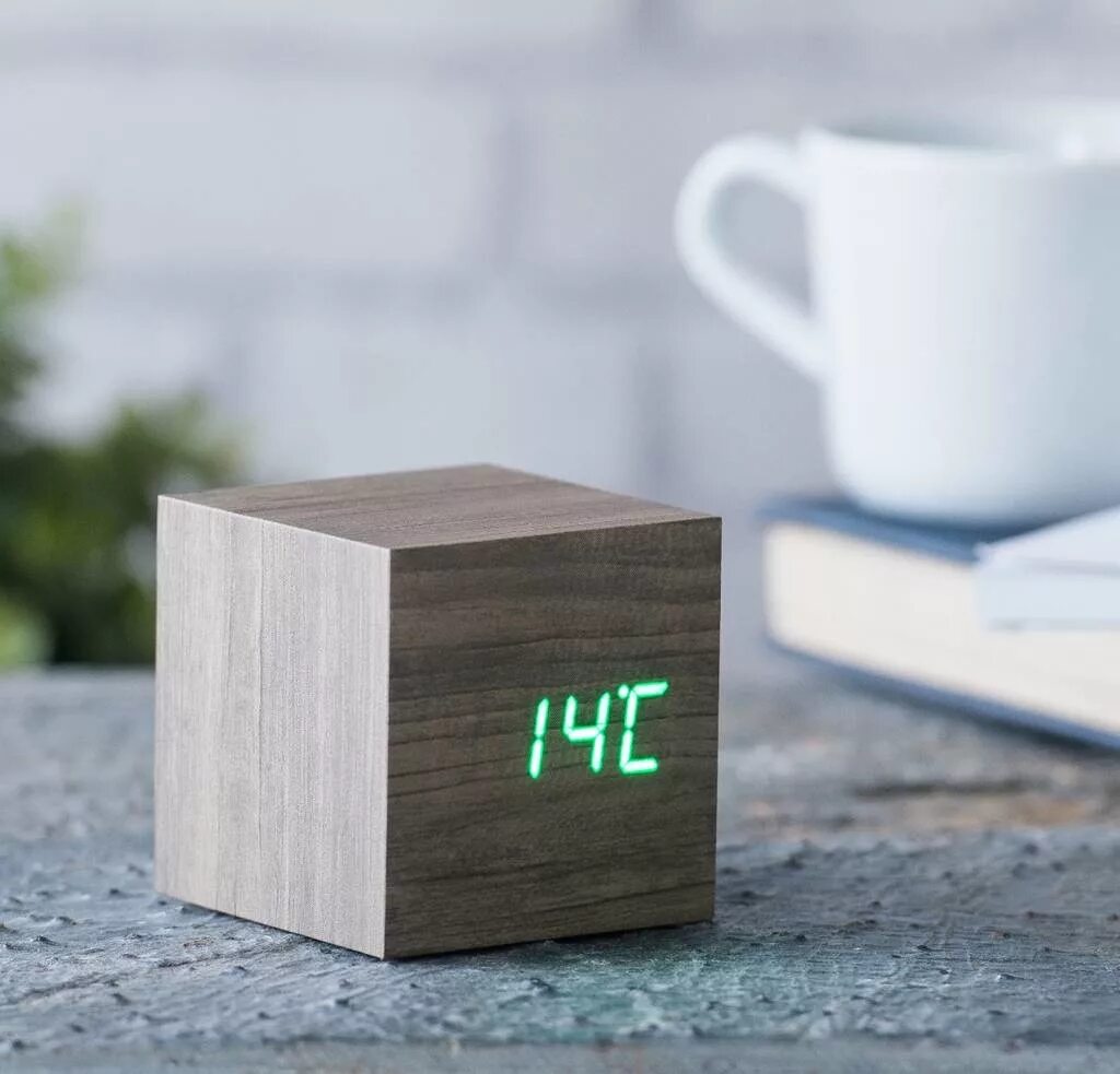 Часы cube. Часы-будильник Wooden Clock кубик коричневый. Cube Ash (куб аш). Часы куб. Часы куб дерево.