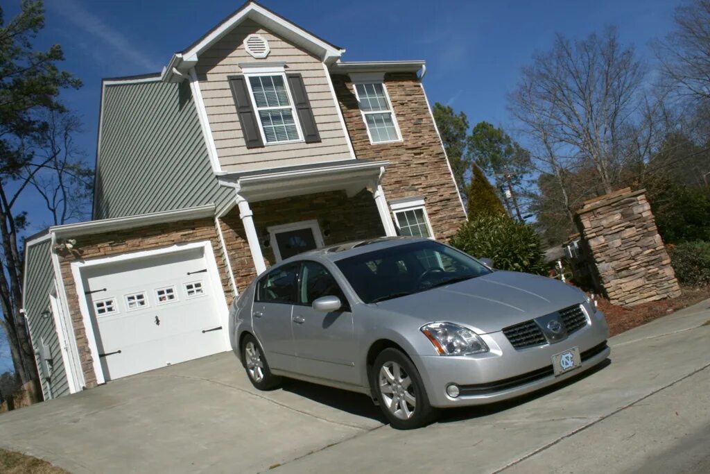 Private car. Цвет b21 Nissan. Car on a driveway. Mansion with car in the driveway. Car House.