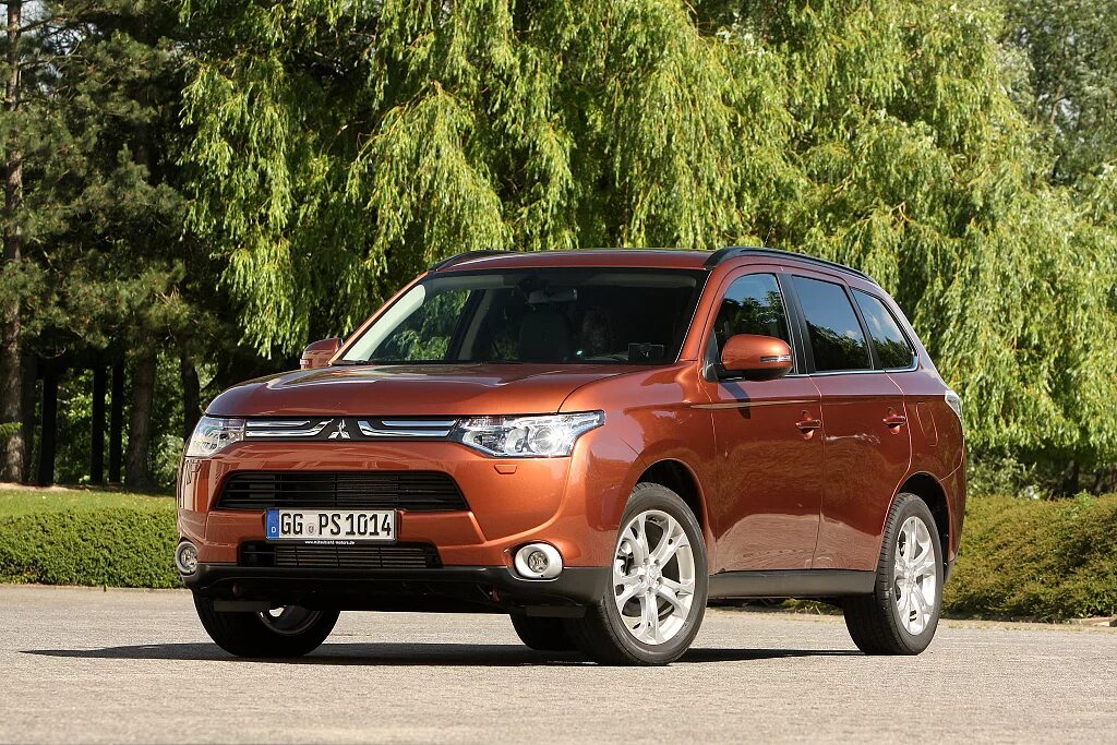 Mitsubishi outlander продажа. Мицубиси Аутлендер 4wd. Митсубиси Аутлендер 4. Мицубиси Аутлендер 4 поколения. Митсубиси Аутлендер оранжевый.