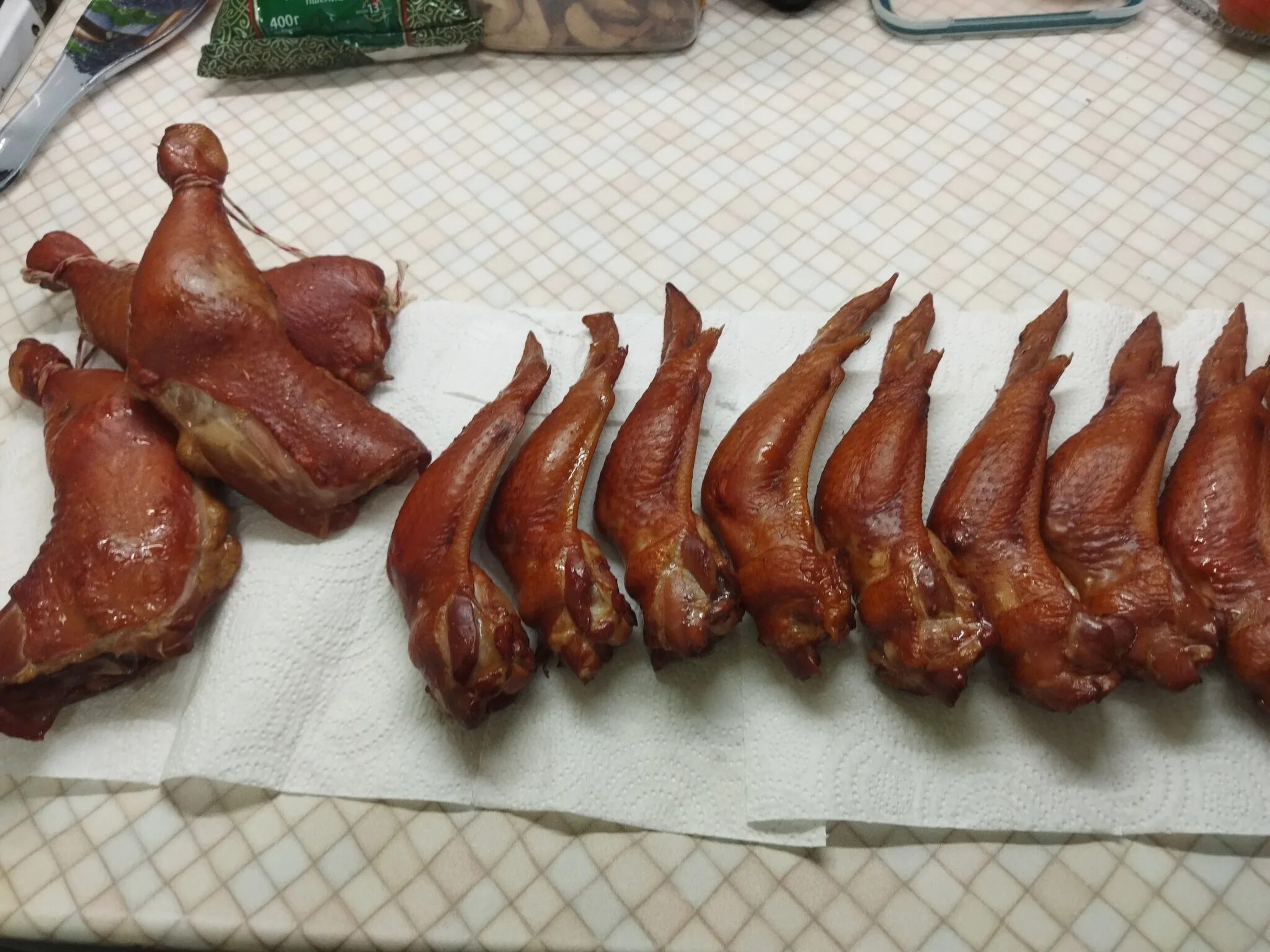 Как закоптить курицу. Копченая индейка. Копчёные крылышки в коптильне. Как закоптить курицу. Курица горячего копчения.