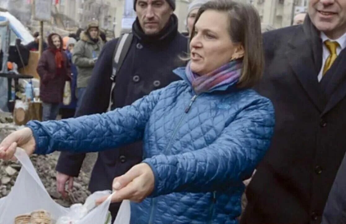 нуланд раздает печеньки. виктория нуланд печеньки. виктория нуланд на майдане фото. нуланд раздает печеньки. виктория нуланд 2014 майдан.