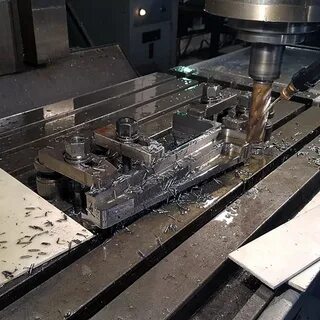 Работа на фрезерном станке по металлу