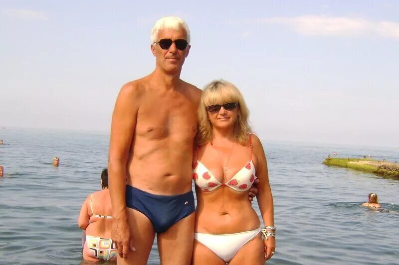 зрелая пара в купальниках. домашка зрелой пары. семейная пара любительское. толстые мамы. домашка зрелой пары.