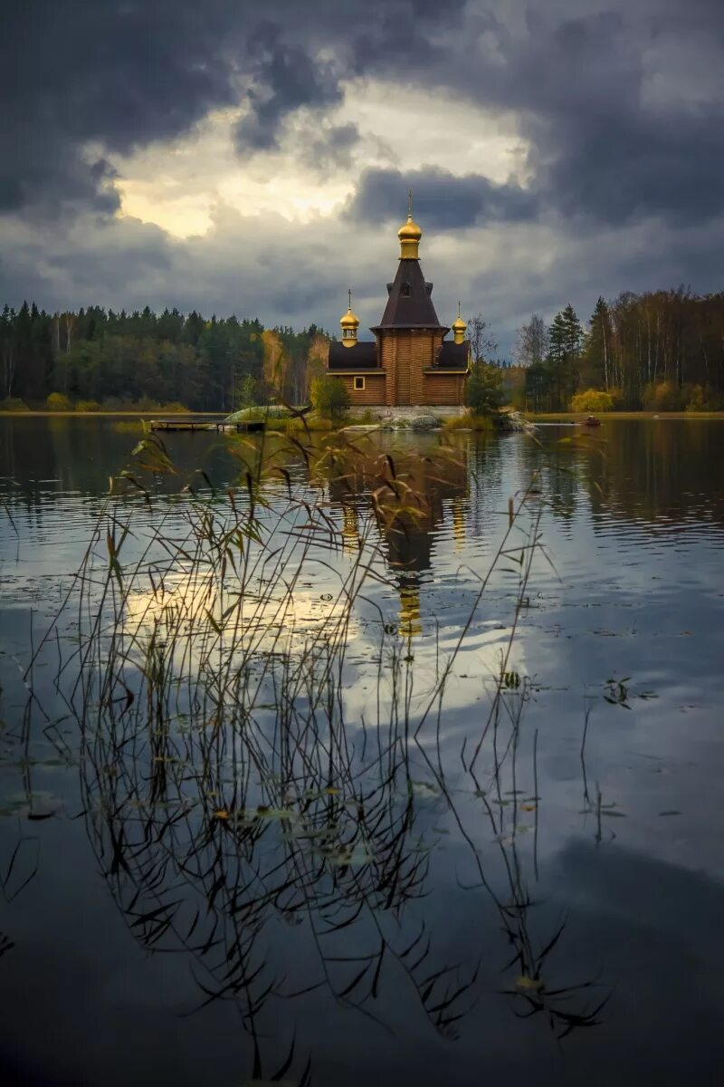 Церковь на берегу озера. Храм Андрея Первозванного на Вуоксе. Церковь Андрея Первозванного на озере Вуокса. Часовня Андрея Первозванного на Вуоксе. Карелия храм Андрея Первозванного.