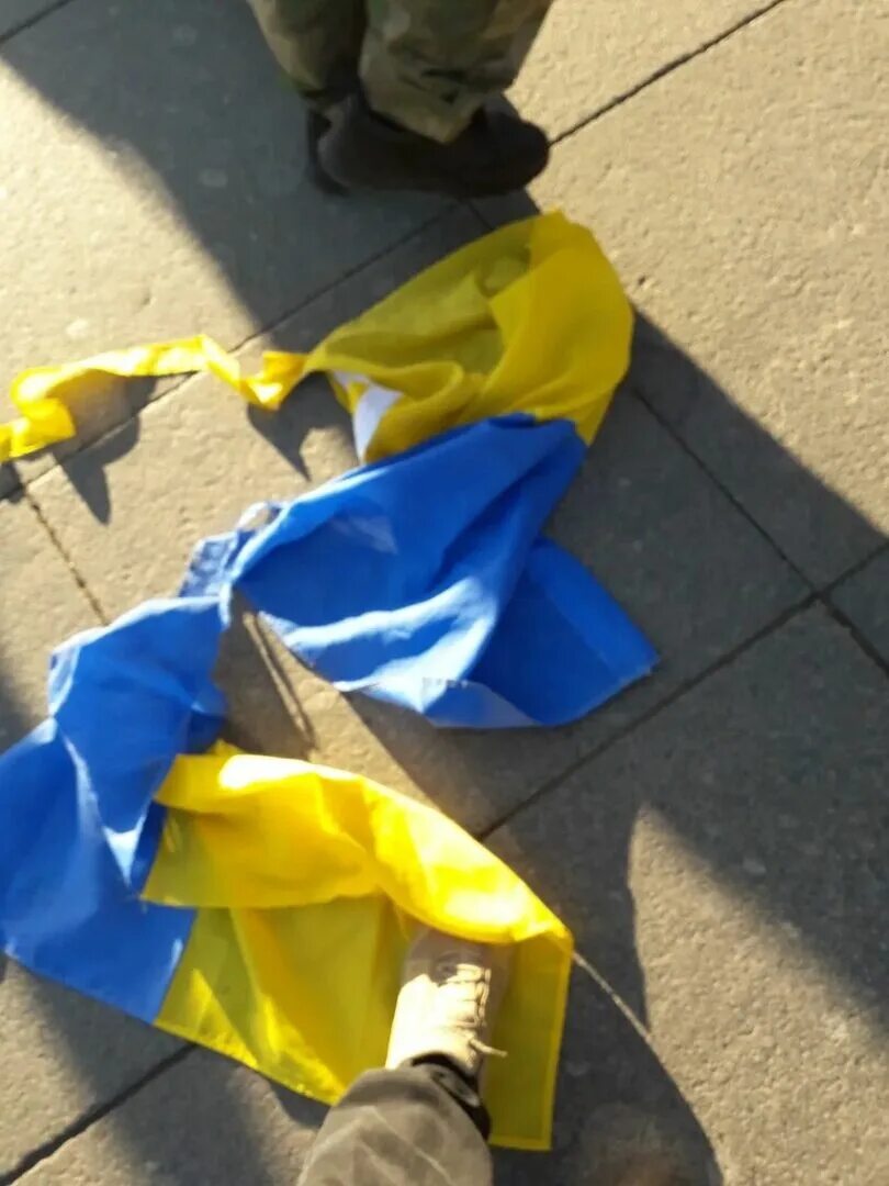 Порванный украинский флаг. Разорвать украинский. Разорвать украинский. Украинский флаг. Разорвать украинский.