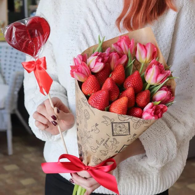 Съедобные букеты с клубникой. Клубника в шоколаде с тюльпанами. Съедобные букеты с тюльпанами. Букет из шоколадных конфет. Шоколадный букет.