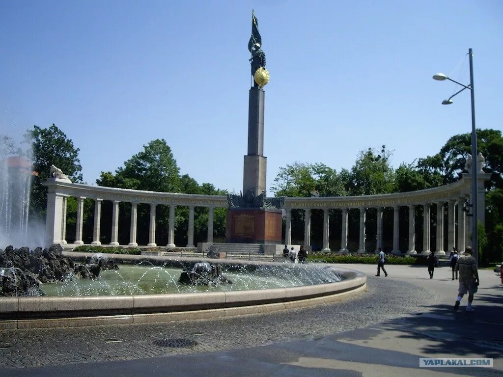 Памятник советским воинам. Вена памятник советскому солдату. вена мемориал советским воинам. памятник советскому во ну в вене. памятник советским воинам освободителям в вене.