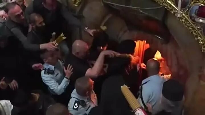 Священный огонь в иерусалиме картины. Кувуклия в храме гроба господня в иерусалиме. Священный огонь в иерусалиме 2024. Священный огонь в иерусалиме 2024. Пещера гроба господня кувуклия.