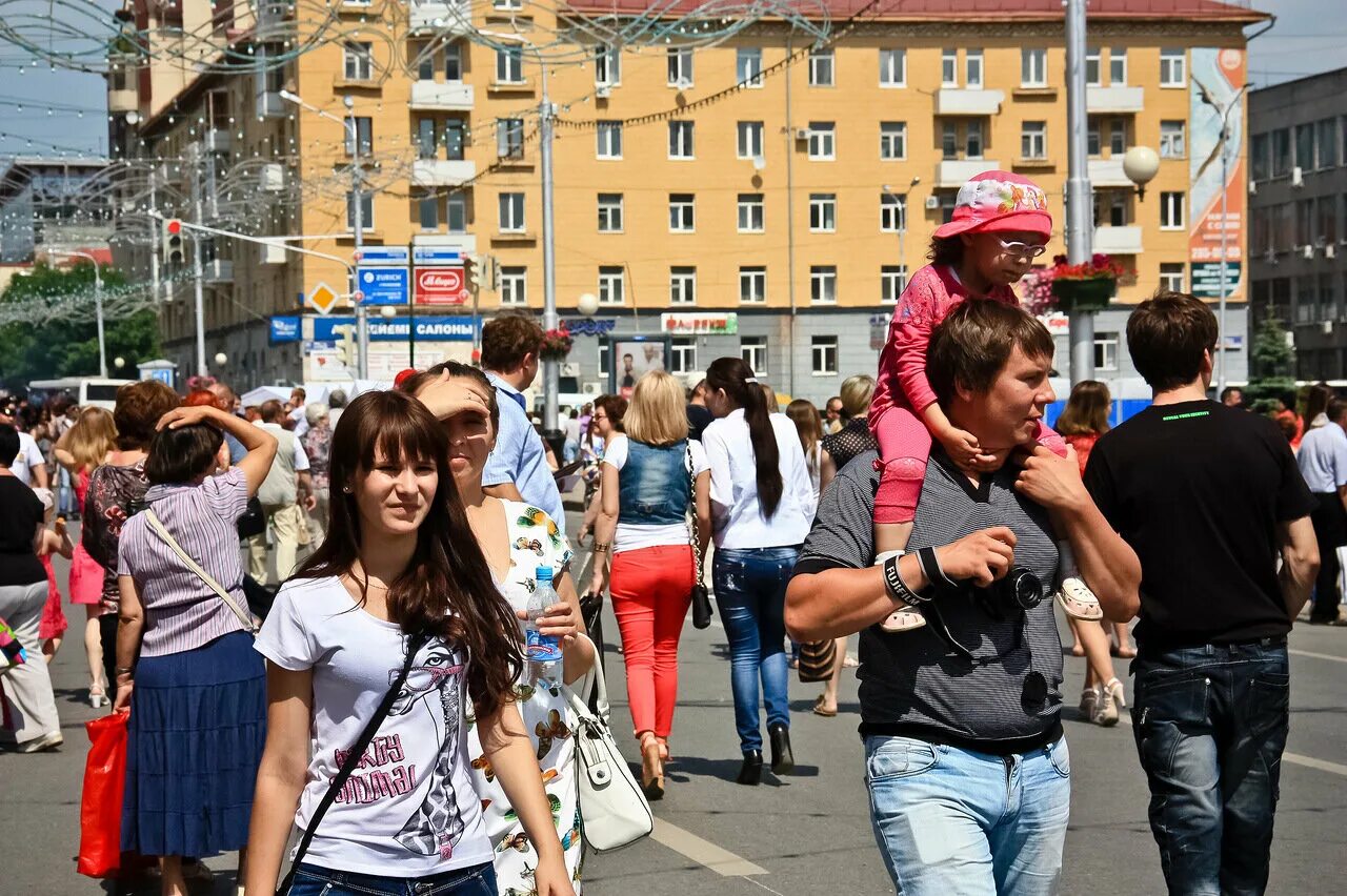 Все люди уфы. Люди на улице города. Уфа люди на улицах. Уфа население фото. Все люди уфы.