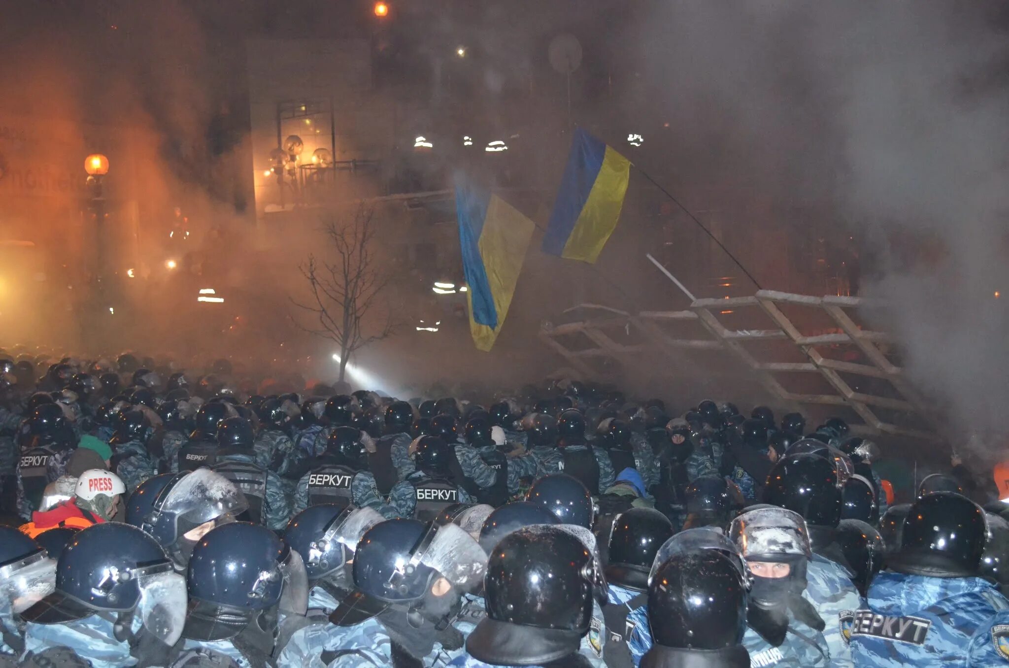 11 майдан. Киев штурм Майдана 2013 Беркут. Беркут штурм Евромайдана. Майдан Незалежности Киев Беркут милиции.