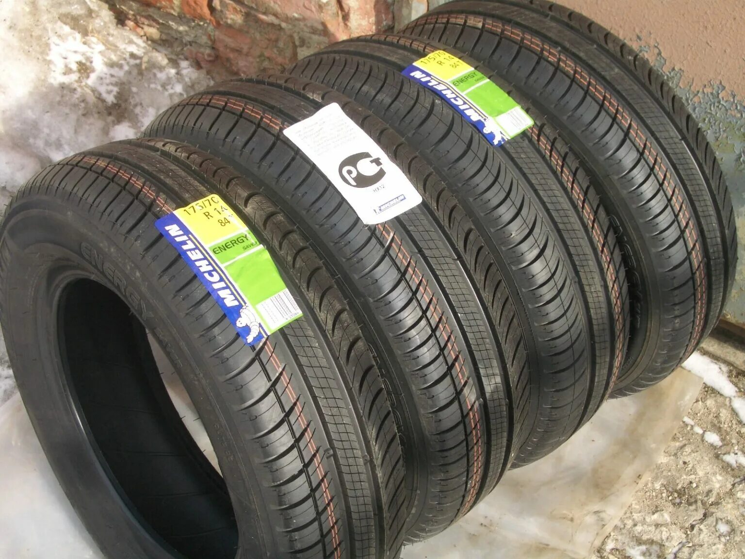 Резина автомобильная. Резина yokohama 225/50/16. Магазин покрышек. Рено логан резина 185/65/15. Безвоздушные шины michelin tweel.