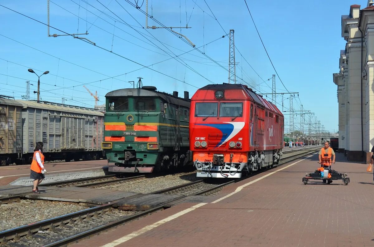 поезд желтый эр2. станция тульская электричка фото. п36 0027. тэп70-0501. эм4.