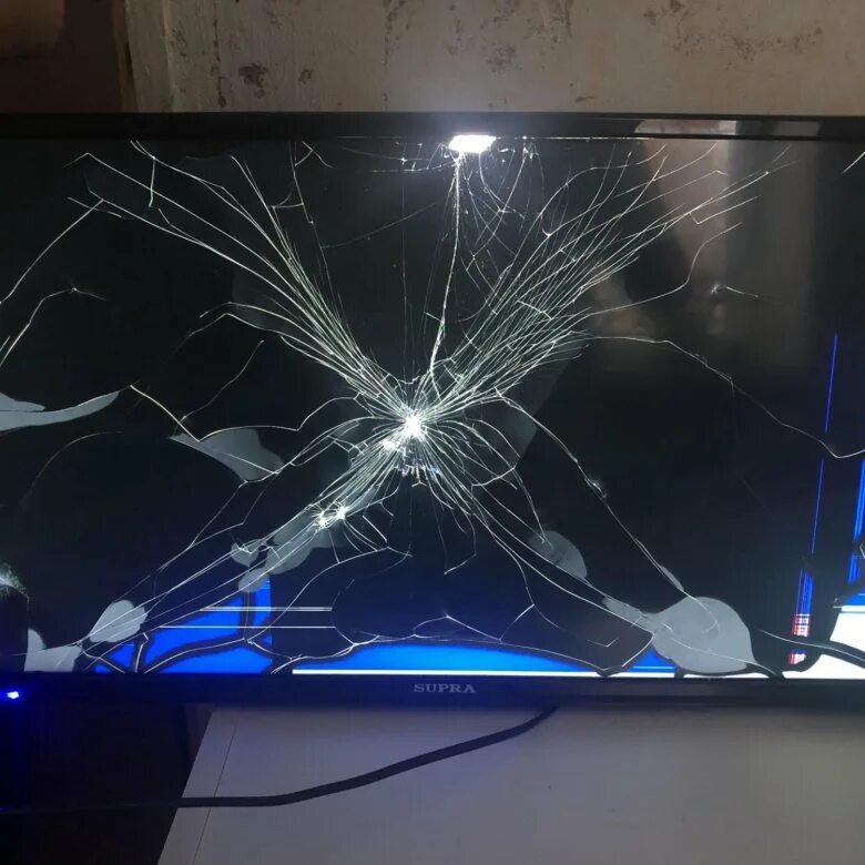 Разбитый телевизор lg. Сломанный телевизор. Разбитые телевизоры. Разбитый экран телевизора. Разбитый икран телевизора.