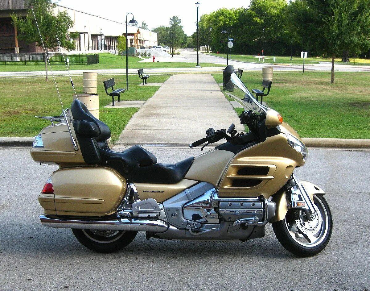 Мотоциклы голд винг купить. Honda Gold Wing 1800. Honda gl1800 Gold Wing. Honda Gold Wing 2006. Мотоцикл Honda Gold Wing gl1800.