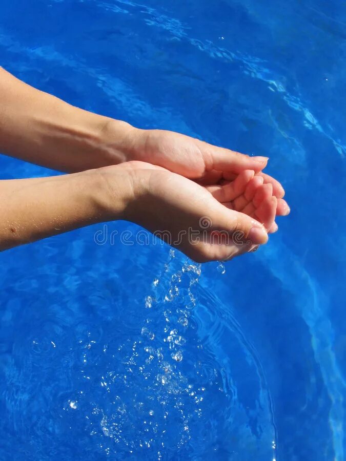 Девушка держит в руках. Отражение руки в воде. Вода в руках. Рука из под воды. Ноги в воде.