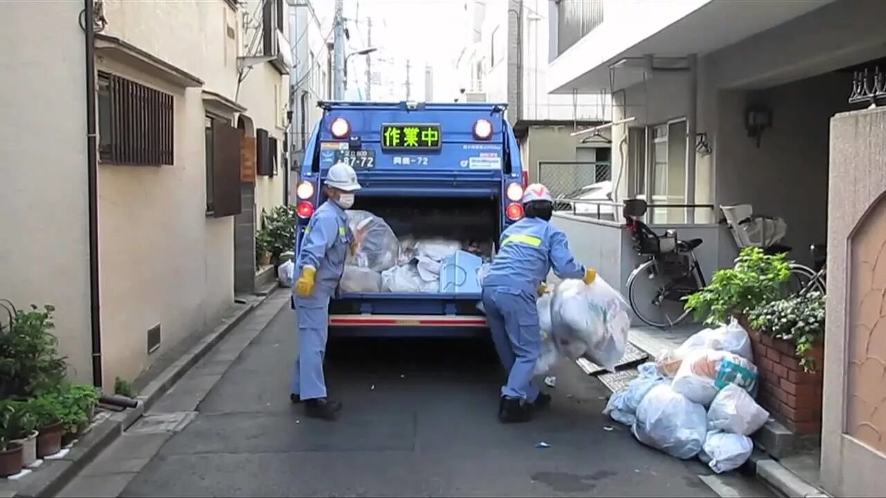 Don t pick up the trash. Мусорки в Токио. Токио мусорные баки. Японская мусорка.