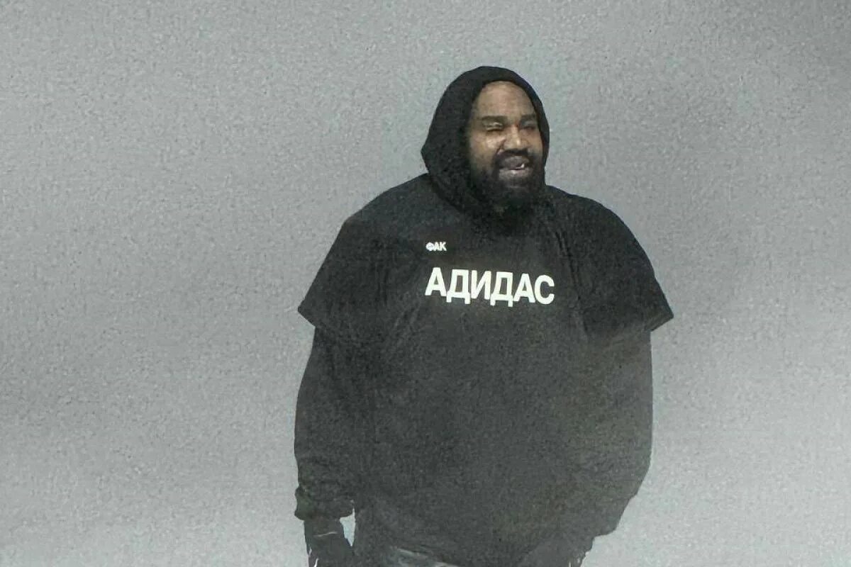 Kanye west. Канье уэст в футболке на русском. Канье уэст в чёрной футболке. Канье уэст в футболке на русском. Канье уэст в футболке на русском.