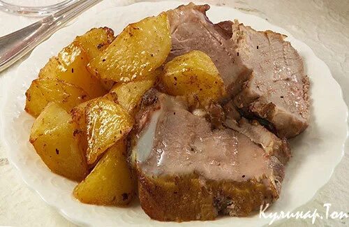 Свинина с картофелем. Говядина с картошкой в духовке сочная. Говядина с картошкой в духовке. Картошка с мясом в духовке. Мясо кусочками с картошкой в духовке.