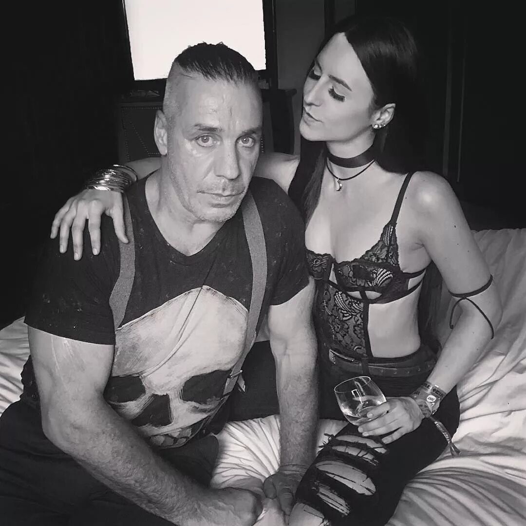 Рамштайн клип с русскими. Тилль Линдеманн. Rammstein Тилль Линдеманн. Тилль Линдеманн с женой. Тилль Линдеманн 2001.