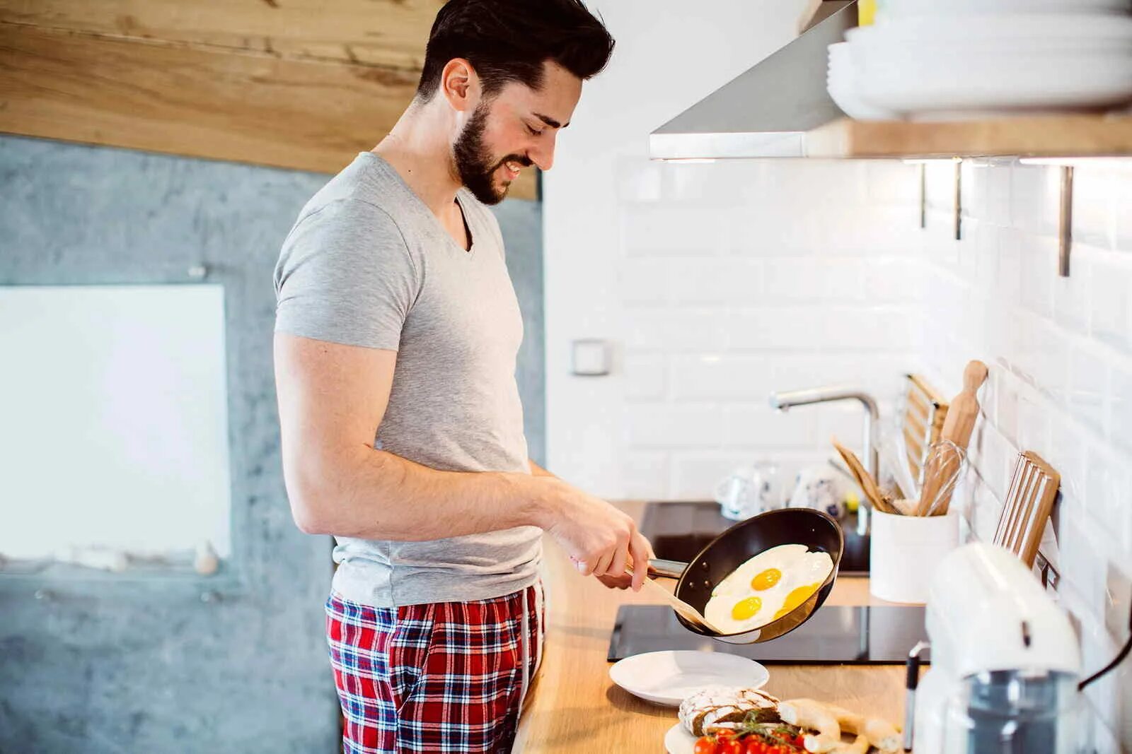 Dad a cook. Мужчина на кухне. Парень готовит. Готовка на кухне. Мужчина готовит.