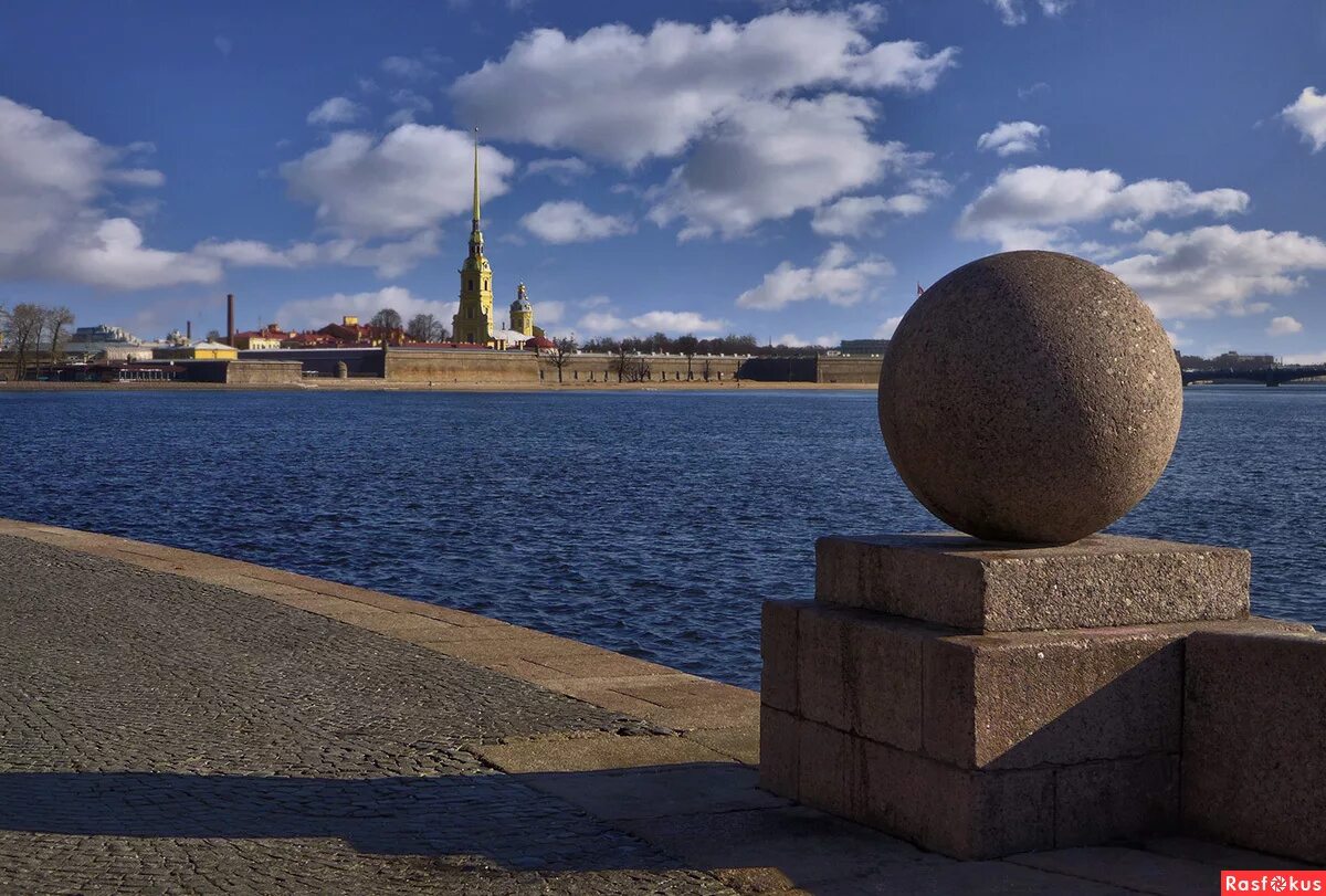 Spb info. Стрелка Васильевского острова и Петропавловская крепость. Нева стрелка Васильевского острова. Набережная Васильевского острова. Набережная Невы Васильевский остров.