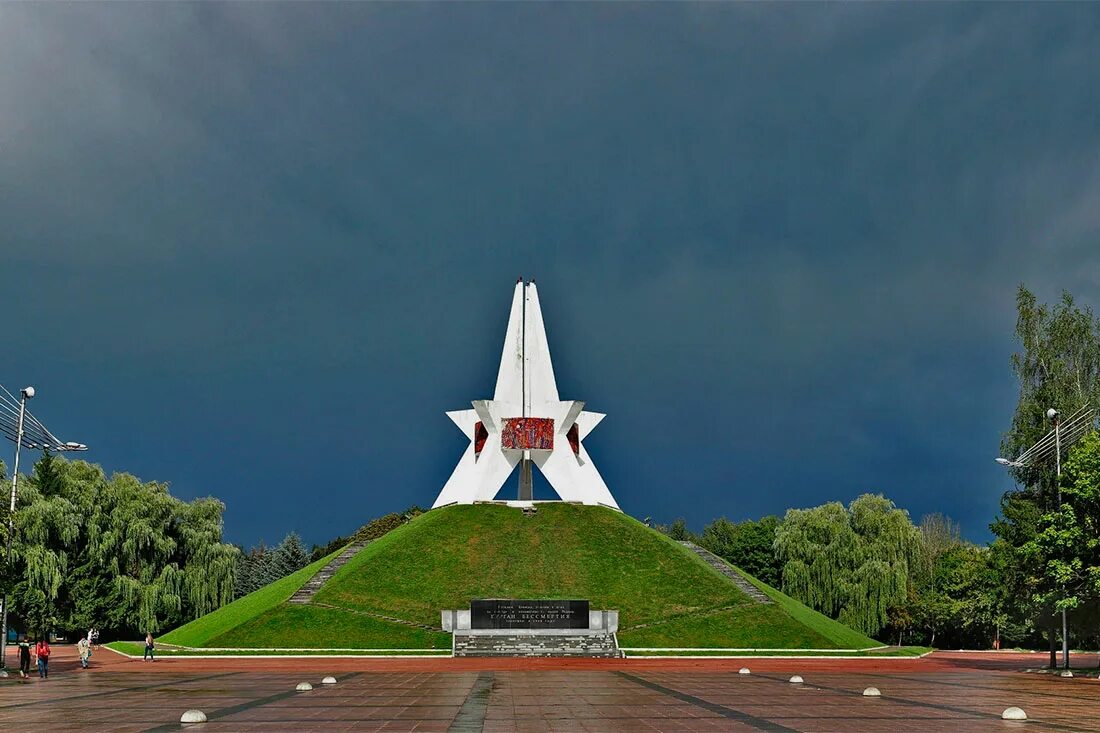 Город брянской. Курган бессмертия Брянск Брянск. Памятник на Кургане в Брянске. Курган бессмертия (Брянск) Курган бессмертия. Памятник бессмертия Курган бессмертия.