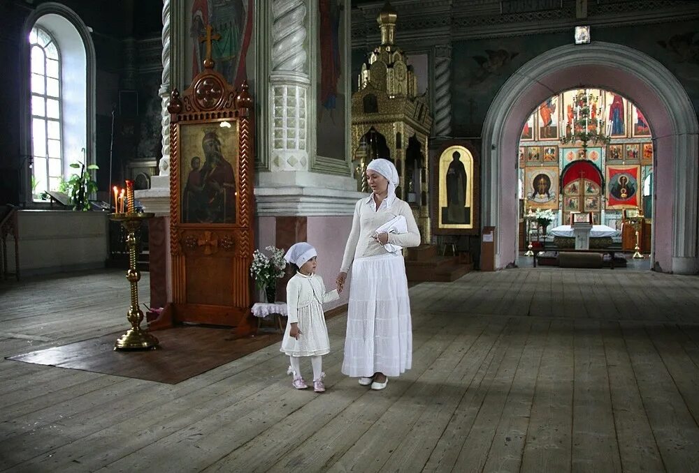 Православный храм. Фотосессия в храме. Дети в церкви. Девочка в храме. В церковь можно в платье