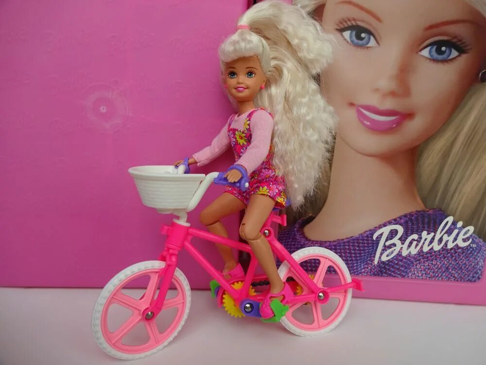 Барби Bicyclin. 1995 Mattel Bicyclin' Barbie. Кукла Барби на велосипеде. Барби на велосипеде 90х.