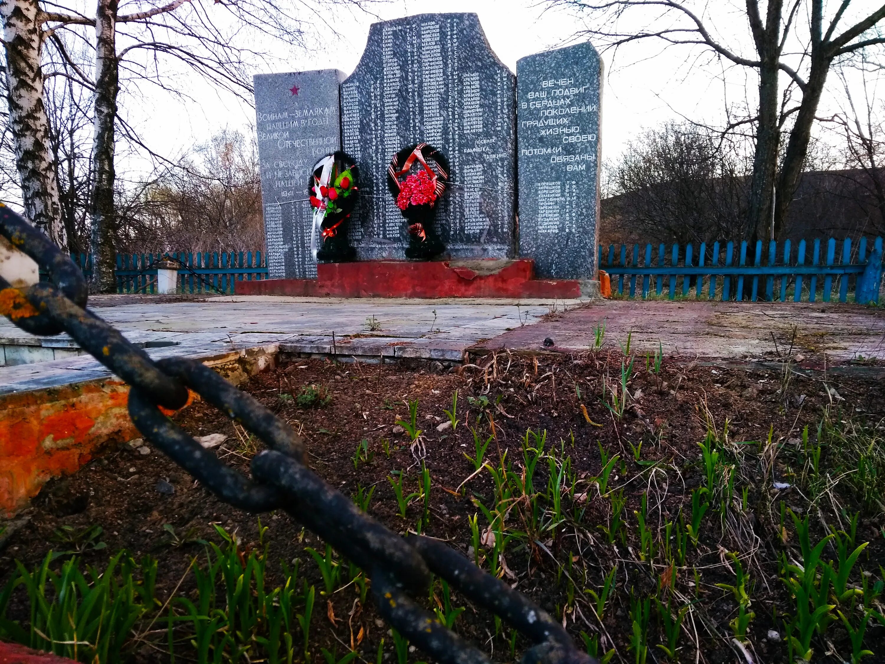 Павшим минус. Памятник павшим за родину Костомукша. Памятник павшим за родину Красноярск. Тёткино мемориал второй мировой. Памятник Окуневу.