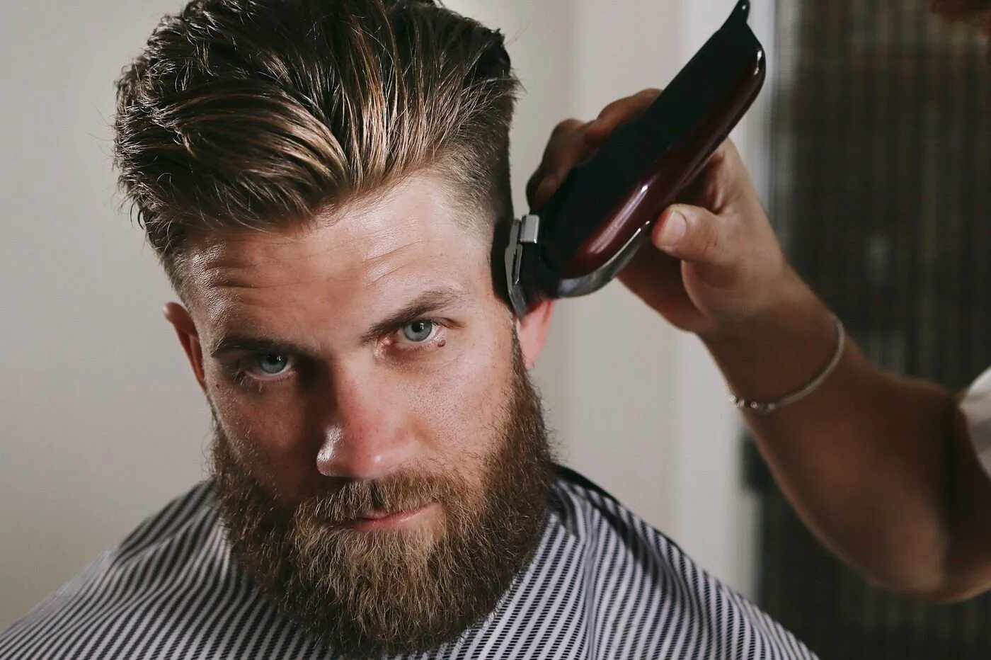 Подстричь мужчину дома. Мужские стрижки. Барбер стрижки мужские. Парикмахерская мужская стрижка борода. Мужские прически в барбершопе.