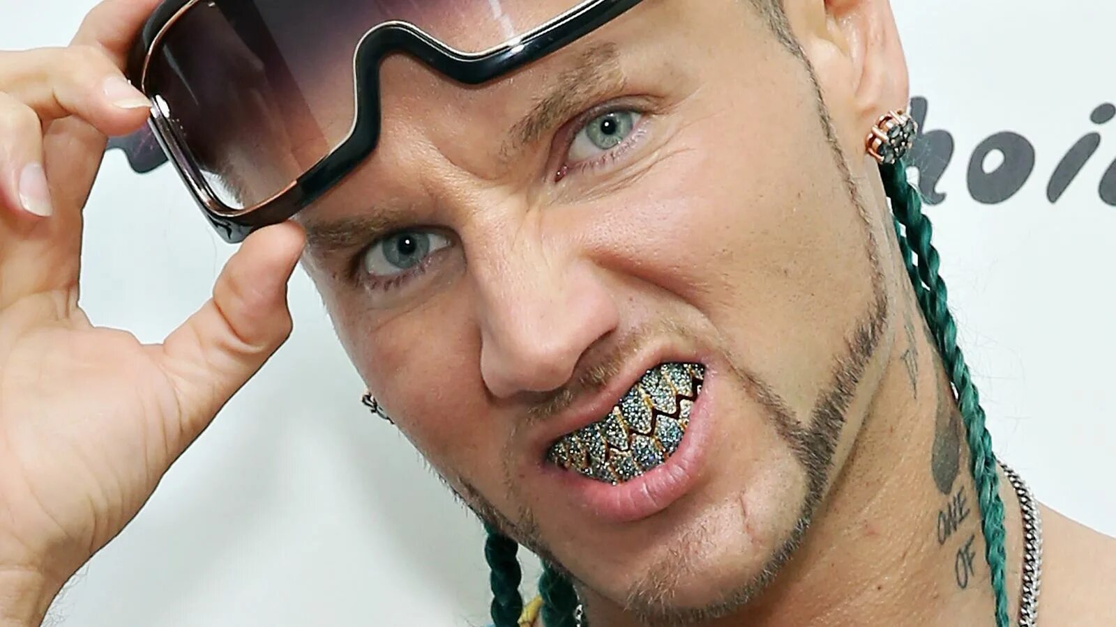 Певец с татушками. Гранфест с косичками и золотыми зубами. Репер с золотыми зубами русский. Певец с золотыми зубами. Крис браун концерт.