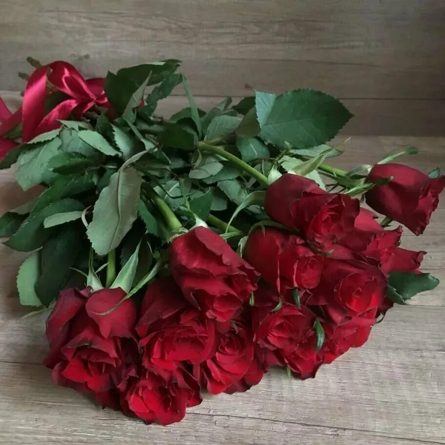 Фото цветов на столе реальные. Букет роз. Шикарный букет роз. Шикарный букет красных роз. Живые розы букет.