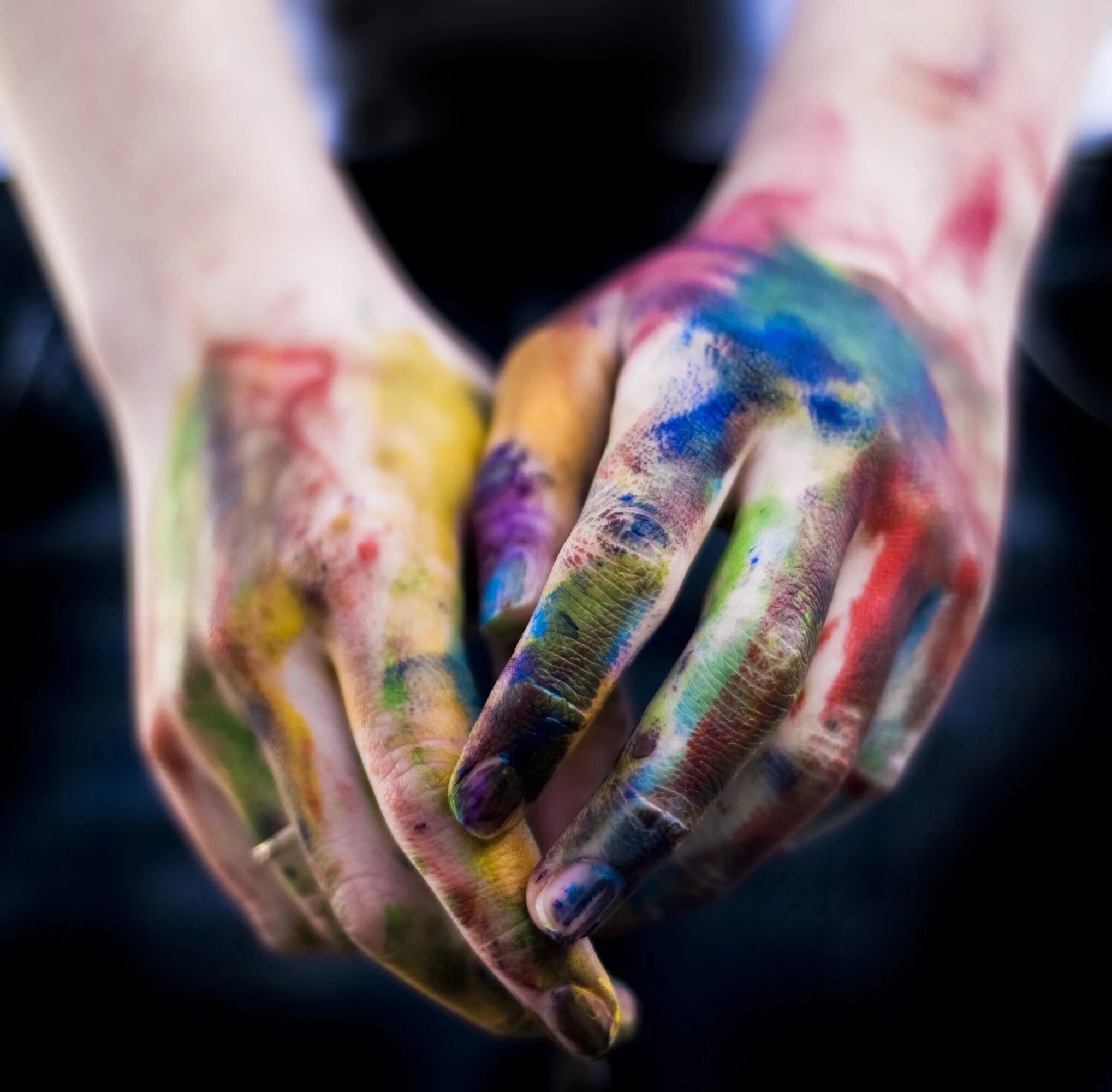 Сколько сидеть с краской. Руки в краске. Разноцветные руки. Ладони в краске.