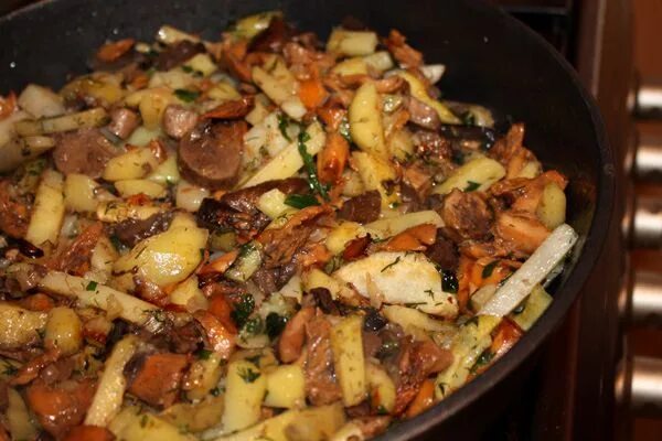 Жареная картошка с грибами на сковороде. Картошка с грибами с чем едят. Картошка с грибами с чем едят. Жареная картошка с грибами и луком. Картошка с грибами в духовке.