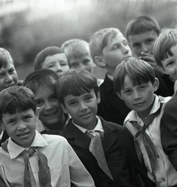 Ленина. Тимуровское движение пионеров. Пионеры 1922. Пионеры 1941. Счастливые советские дети.