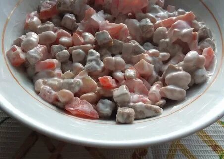 С фасолью и сухариками и помидором